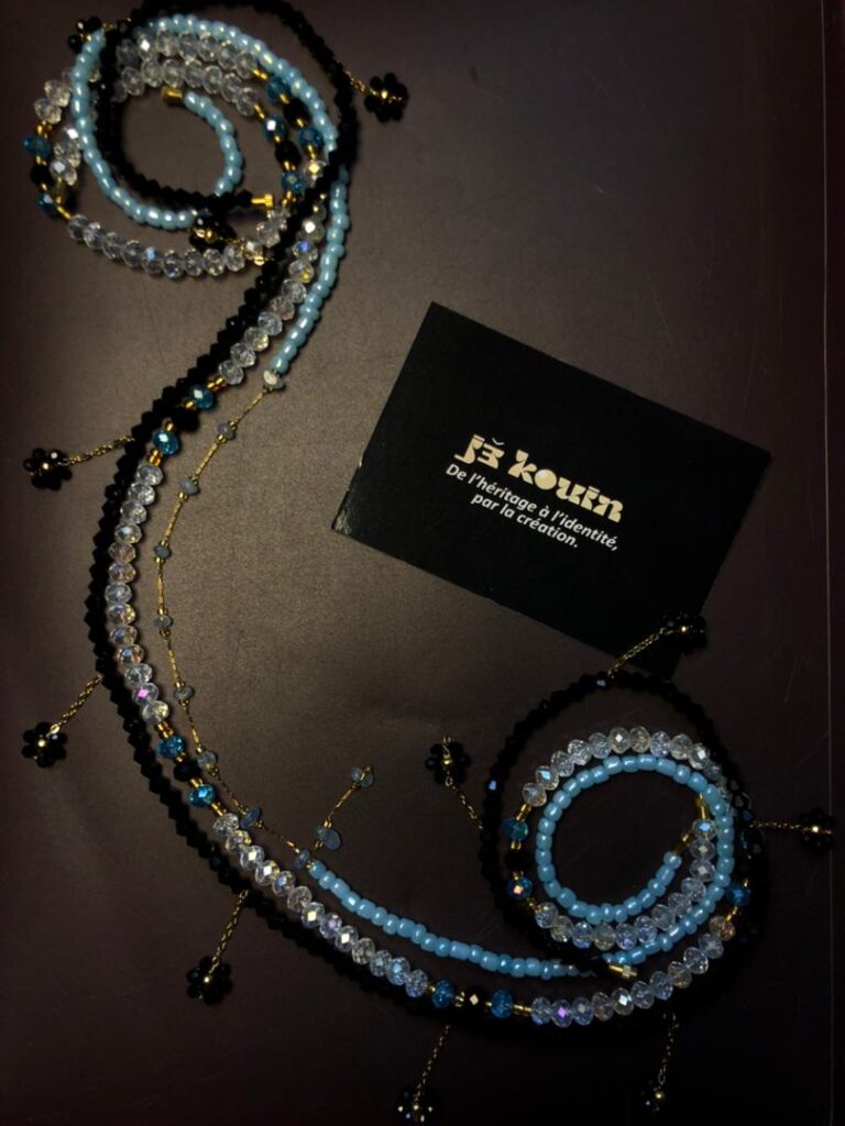 Vue en plongée de plusieurs fils de bayas bleus, noirs et transparents enroulés en spirale serrée autour de la carte jǯ kouin.