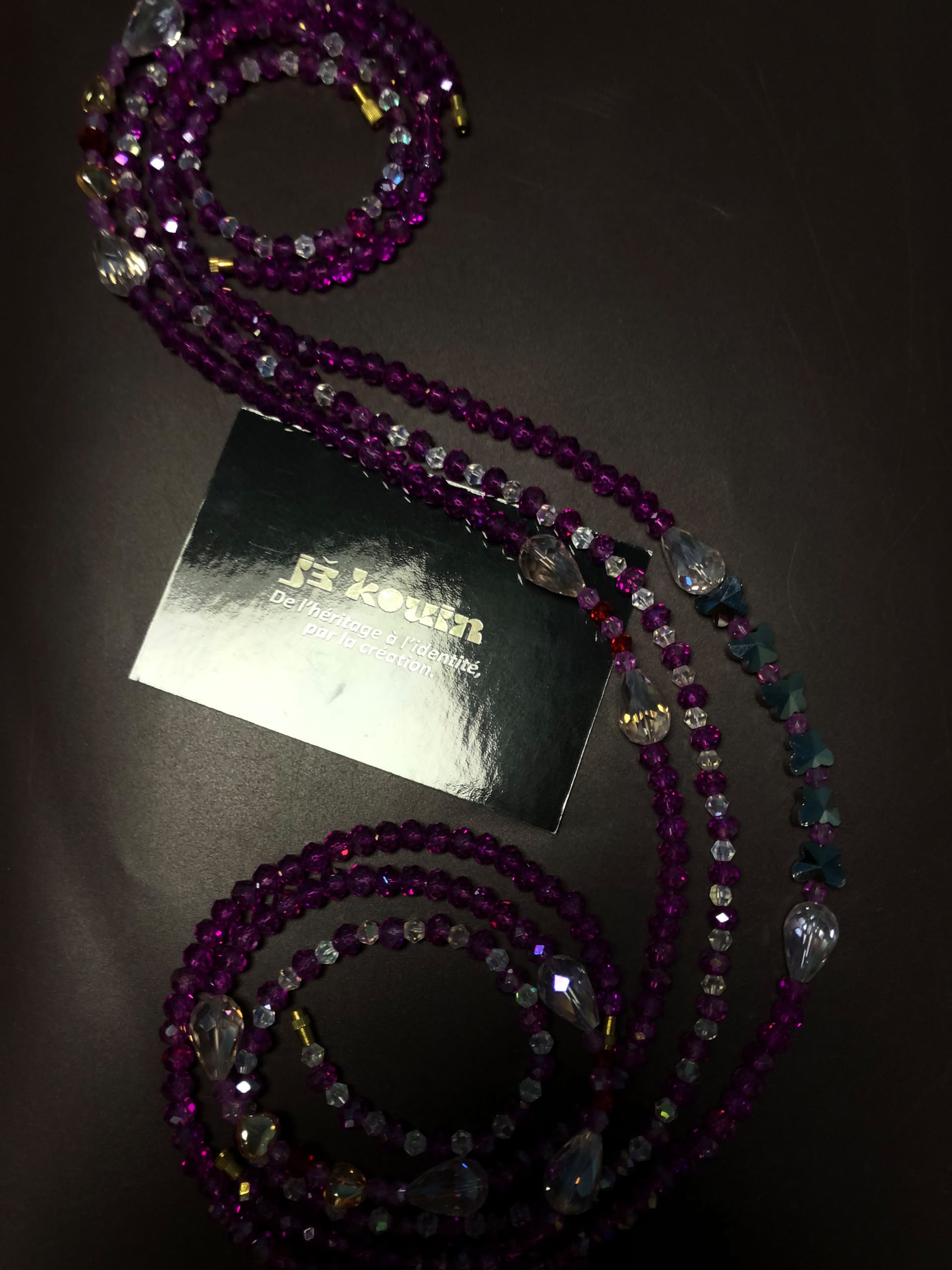 Cadre complet montrant le baya violet "Oasis orientale" déployé en boucle sur fond sombre à côté de la carte jekouin.